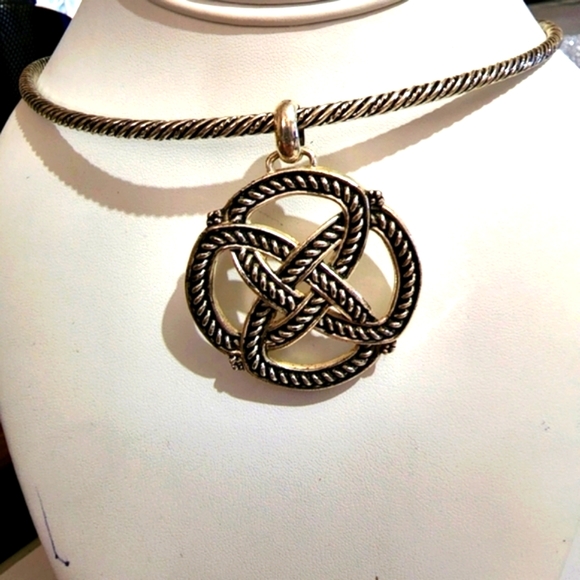 Vintage Avon Choker with Medallion and Matching Earrings - Picture 4 of 10